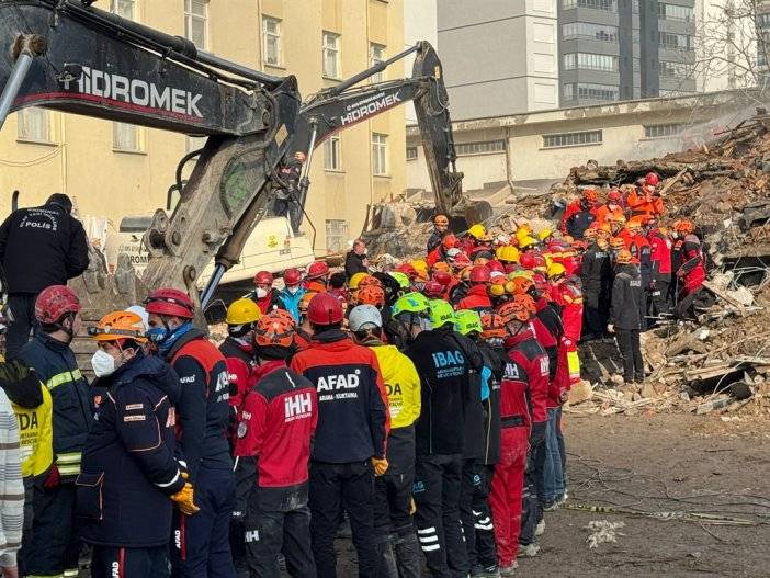 Konya’da çöken binadakileri tahliye eden Suriyeli genç o günü anlattı 3